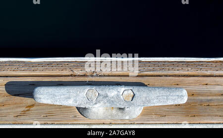 Weathered dock in metallo gancio su un molo in legno visto dal di sopra con lo spazio di copia Foto Stock