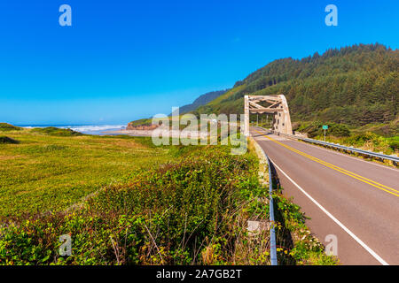 Attraversando il ponte sul torrente Oregon autostrada costiera vicino a Firenze, Oregon, Stati Uniti d'America Foto Stock