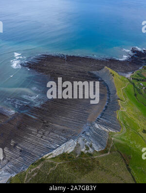 Zumaia flysch strati geologici strati drone vista aerea, Paesi Baschi Foto Stock