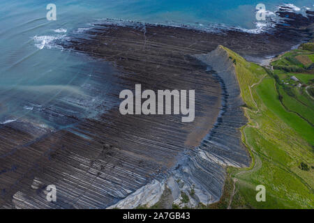 Zumaia flysch strati geologici strati drone vista aerea, Paesi Baschi Foto Stock