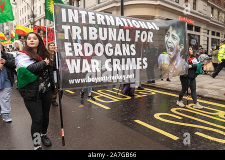 Londra, Regno Unito. 2° Nov, 2019. Marzo attraverso il centro di Londra, da Marble Arch, per un rally in Trafalgar Square per solidarietà con il popolo di Rojava e Siria settentrionale. Il mese di marzo ha lo scopo di evidenziare l'esercito turco di aggressione contro aree liberate del nord della Siria. Penelope Barritt/Alamy Live News Foto Stock