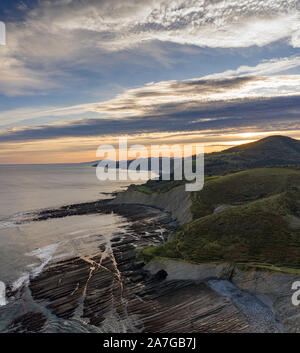 Zumaia flysch strati geologici strati drone vista aerea, Paesi Baschi Foto Stock