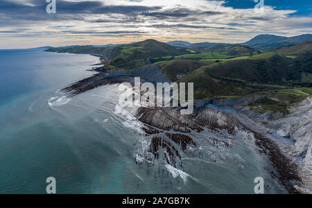 Zumaia flysch strati geologici strati drone vista aerea, Paesi Baschi Foto Stock