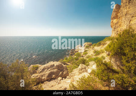 Costa rocciosa sul Mar Nero. Paesaggio con pietre e mare giorno di estate Foto Stock