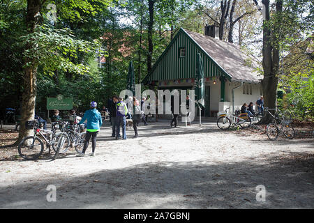 Visto qui nel Giardino Inglese è un chiosco che serve rinfreschi al pubblico nel Giardino Inglese di Monaco di Baviera. Catturato su una bella giornata d'autunno. Foto Stock