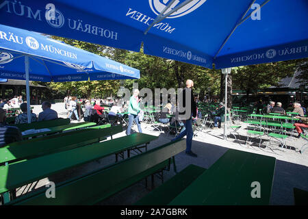 Visto qui è la zona nel Giardino Inglese chiamato la Torre Cinese e giardino della birra di Monaco di Baviera. Catturato su una bella giornata d'Autunno Foto Stock