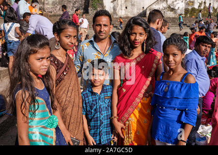 Una famiglia in visita al serbatoio Banganga, Walkeshwar, Mumbai, India, durante la celebrazione di Chhath Puja, che onora Suryadev il dio del sole Foto Stock