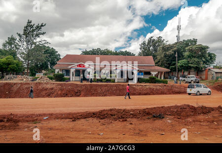 A Naivasha, KENYA - Maggio 2014: tipica strada dello shopping in scena con i pedoni a Naivasha (Kenya Foto Stock