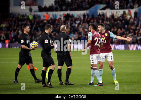 Aston Villa John McGinn (destra) e Ahmed Elmohamady parlare ai funzionari dopo il match di Premier League a Villa Park, Birmingham. Foto Stock