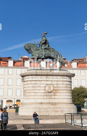 Statua di re Giovanni I a Praça da Figueira square a Lisbona nel quartiere Baixa a Lisbona, Portogallo, in una giornata di sole. Foto Stock