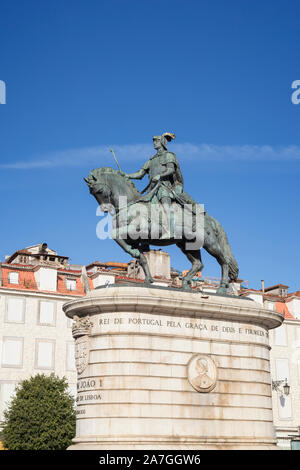 Statua di re Giovanni I a Praça da Figueira square a Lisbona nel quartiere Baixa a Lisbona, Portogallo, in una giornata di sole. Foto Stock