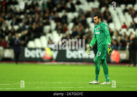 Londra, Regno Unito. 02Nov, 2019. West Ham portiere Roberto sconsolato durante il match di Premier League tra il West Ham United e il Newcastle United al Boleyn Ground, London Il sabato 2 novembre 2019. (Credit: Leila Coker | MI News) La fotografia può essere utilizzata solo per il giornale e/o rivista scopi editoriali, è richiesta una licenza per uso commerciale Credito: MI News & Sport /Alamy Live News Credito: MI News & Sport /Alamy Live News Foto Stock