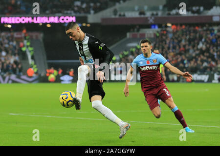 Londra, Regno Unito. 02Nov, 2019. Newcastle Miguel Almiron durante il match di Premier League tra il West Ham United e il Newcastle United al Boleyn Ground, London Il sabato 2 novembre 2019. (Credit: Leila Coker | MI News) La fotografia può essere utilizzata solo per il giornale e/o rivista scopi editoriali, è richiesta una licenza per uso commerciale Credito: MI News & Sport /Alamy Live News Credito: MI News & Sport /Alamy Live News Foto Stock