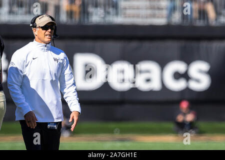 Winston-Salem, NC, Stati Uniti d'America. 2° Nov, 2019. Wake Forest Demon diaconi head coach Dave Clawson in NCAA matchup a BB&T Campo in Winston-Salem, NC. (Scott Kinser/Cal Sport Media). Credito: csm/Alamy Live News Foto Stock