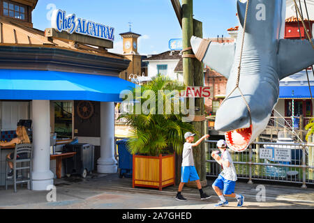 Chez Alcatraz, informali, a piedi fino Bar, Fisherman's Wharf e ganasce attrazione, Universal Studios, Orlando, Florida, Stati Uniti d'America Foto Stock