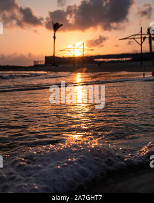 Cattura il momento e la vista durante i sorprendenti colori del tramonto Foto Stock