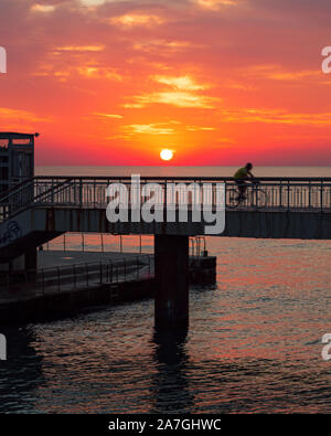 Cattura il momento e la vista durante i sorprendenti colori del tramonto Foto Stock