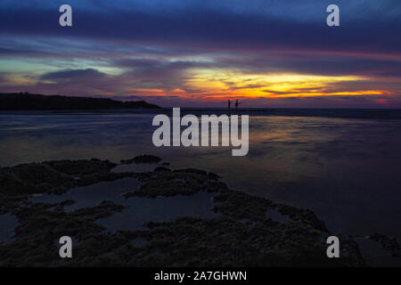 Cattura il momento e la vista durante i sorprendenti colori del tramonto Foto Stock