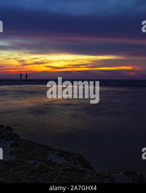 Cattura il momento e la vista durante i sorprendenti colori del tramonto Foto Stock