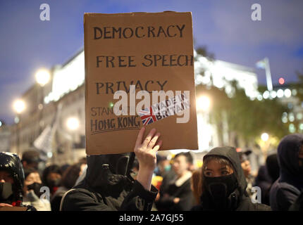 Hong Kong pro-democrazia manifestanti che partecipano a Hong Kong la solidarietà nel rally di Trafalgar Square a Londra. Foto Stock