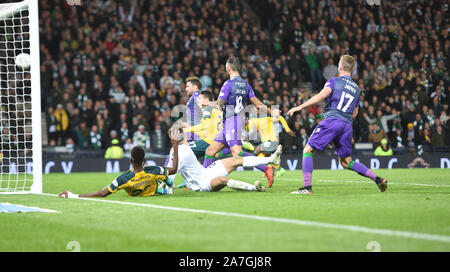 Hampden Park, Glasgow. La Scozia, Regno Unito. 2° Nov, 2019. Betfred, Scottish League Cup Semi Finale. Hibernian vs Celtic . Celtic Mohamed Elyounoussi (C) punteggi il suo secondo obiettivo vs Hibs Credito: eric mccowat/Alamy Live News Foto Stock