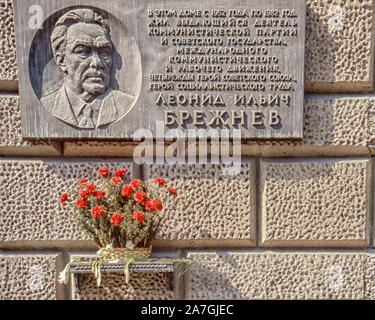 Mosca, Russia. Il 1° febbraio 1989. Una lapide commemorativa e un ripiano di fiori, sulla parete di un maestoso Mosca appartamento edificio a 26 Kutuzovsky Prospect, (dove lui e altri dirigenti sovietici visse) in onore di Leonid Brezhnev, segretario generale del Comitato Centrale del Partito Comunista dell'Unione Sovietica da 1964 fino alla sua morte nel 1982 Credit: Arnold Drapkin/ZUMA filo/Alamy Live News Foto Stock