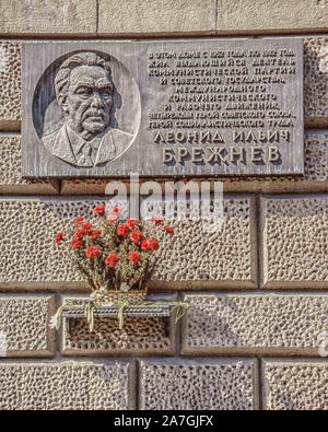 Febbraio 1, 1989, Mosca, Russia: una targa commemorativa e un ripiano di fiori, sulla parete di un maestoso Mosca appartamento edificio a 26 Kutuzovsky Prospect, (dove lui e altri dirigenti sovietici visse) in onore di Leonid Brezhnev, segretario generale del Comitato Centrale del Partito Comunista dell'Unione Sovietica da 1964 fino alla sua morte nel 1982 (credito Immagine: © Arnold Drapkin/ZUMA filo) Foto Stock