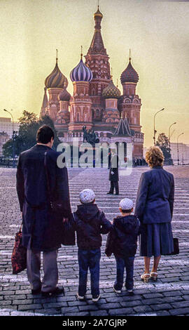 Mosca, Russia. 1 Sep, 1986. Un russo giovane, con i loro due giovani ragazzi, stand nella Piazza Rossa di Mosca, ammirando la famosa cattedrale di San Basilio. Credito: Arnold Drapkin/ZUMA filo/Alamy Live News Foto Stock