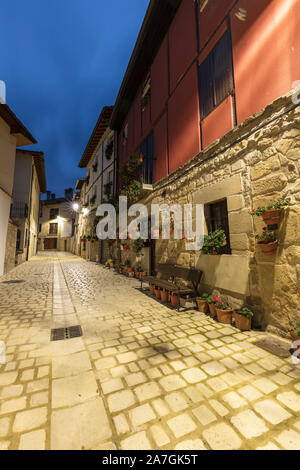 Strade e case tradizionali a La Puebla de Arganzon village nella provincia di Burgos, Spagna Foto Stock