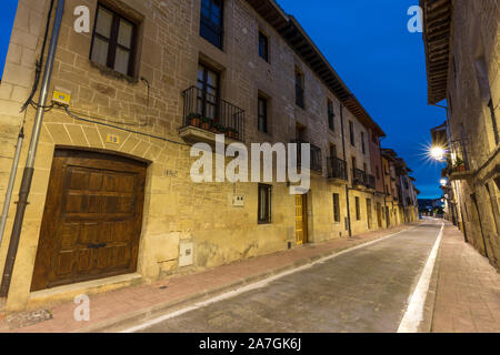 Strade e case tradizionali a La Puebla de Arganzon village nella provincia di Burgos, Spagna Foto Stock