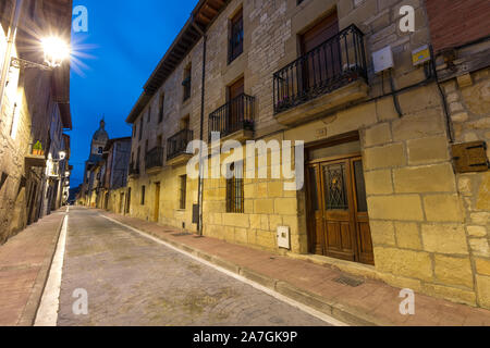 Strade e case tradizionali a La Puebla de Arganzon village nella provincia di Burgos, Spagna Foto Stock