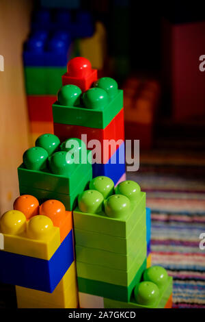 Sacco di colorati arcobaleno mattoni giocattolo sfondo. Giocattoli educativi per bambini isolati su sfondo bianco. Vista da sopra con lo spazio di copia Foto Stock