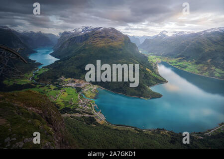 Loen dalla sommità del monte Hoven, Norvegia. Il villaggio di Loen è situato nella parte interna della regione Nordfjord vicino al lago Lovatnet. Foto Stock