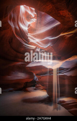 In Sandfall Antelope Canyon. In Arizona, Stati Uniti d'America, come una morbida luce entra all'interno dello slot. Foto Stock