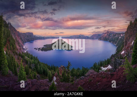 Cold Spring sera presso il cratere del lago, Oregon, Stati Uniti d'America. Foto Stock