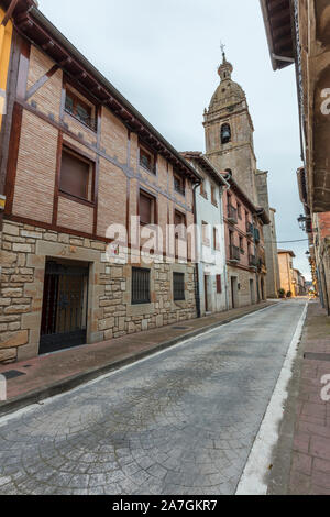 Strade e case tradizionali a La Puebla de Arganzon village nella provincia di Burgos, Spagna Foto Stock