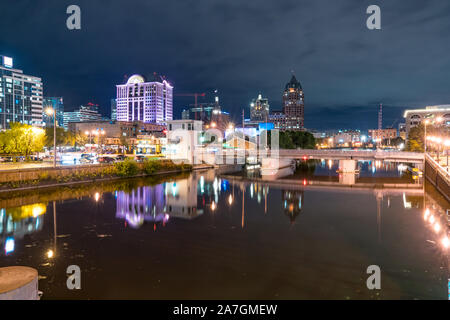 Milwaukee, Wisconsin Skyline di notte lungo il fiume Milwaukee Foto Stock