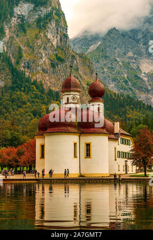 Lago Konigsee con san Bartolomeo chiesa circondata da montagne, Parco Nazionale di Berchtesgaden, Baviera, Germania Foto Stock