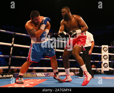 Rodney Hernandez (sinistra) e Martin Bakole in azione nel loro concorso pesante a Manchester Arena di Manchester. Foto Stock