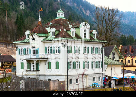 Fussen, Germania - 27 dicembre 2016: bellissimo dipinto tradizionale bavarese antenna case street view nei pressi di Neuschwanstein e alpi tedesche in Baviera Foto Stock