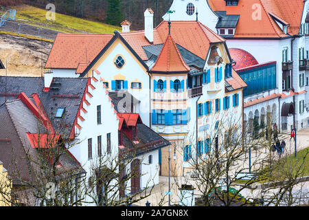 Fussen, Germania - 27 dicembre 2016: bellissimo dipinto tradizionale bavarese antenna case street view nei pressi di Neuschwanstein e alpi tedesche in Baviera Foto Stock