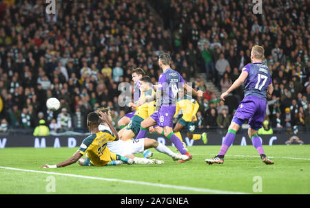 Hampden Park, Glasgow. La Scozia, Regno Unito. 2° Nov, 2019. Betfred, Scottish League Cup Semi Finale. Hibernian vs Celtic . Celtic Mohamed Elyounoussi punteggi il suo secondo obiettivo vs Hibs Credito: eric mccowat/Alamy Live News Foto Stock