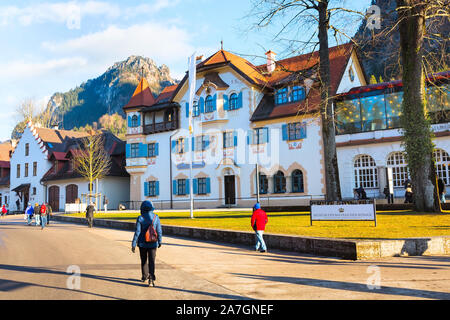 Fussen, Germania - 27 dicembre 2016: bellissimo dipinto tradizionale della casa bavarese e persone nei pressi di Neuschwanstein e alpi tedesche in Baviera Foto Stock