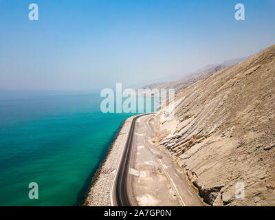 Strada costiera e mare di Musandam Governatorato di Oman vista aerea Foto Stock