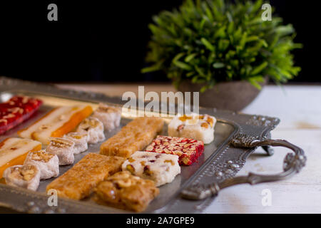 Halawet Al Mawlid Al Nabawi - Collezione di caramelle tradizionali e dolci - la cultura Egiziana Dessert di solito mangiato durante il Profeta Muhammed Foto Stock