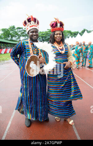 Coppia di Bayelsa vestirsi durante il Festival Nazionale delle Arti e della Cultura (NAFEST) nello Stato di Edo, Nigeria. Foto Stock