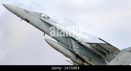 US Navy Super Hornet (F/A-18E) jet fighter durante una dimostrazione di volo a Londra Airshow, a Londra, Ontario, Canada. Foto Stock