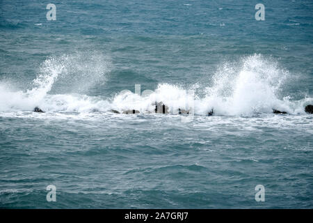 Il paesaggio con le onde del mare gli schizzi di schiuma bianca per volare in alto su windy giorno di estate Foto Stock