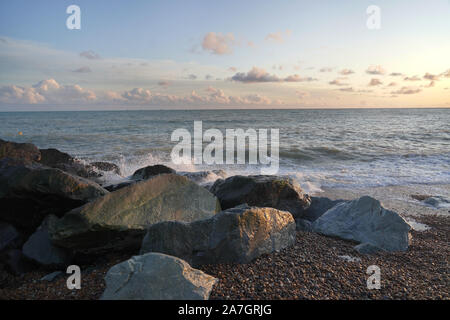 Onde che si infrangono sulle rocce Foto Stock