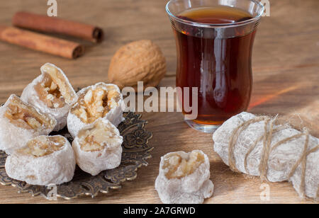 Halawet Al Mawlid Al Nabawi - Collezione di caramelle tradizionali e dolci - la cultura Egiziana Dessert di solito mangiato durante il Profeta Muhammed Foto Stock